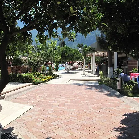 Batont Garden Hotel 3*