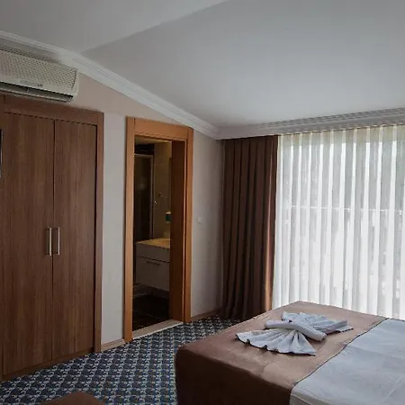 Batont Garden Hotel 3*